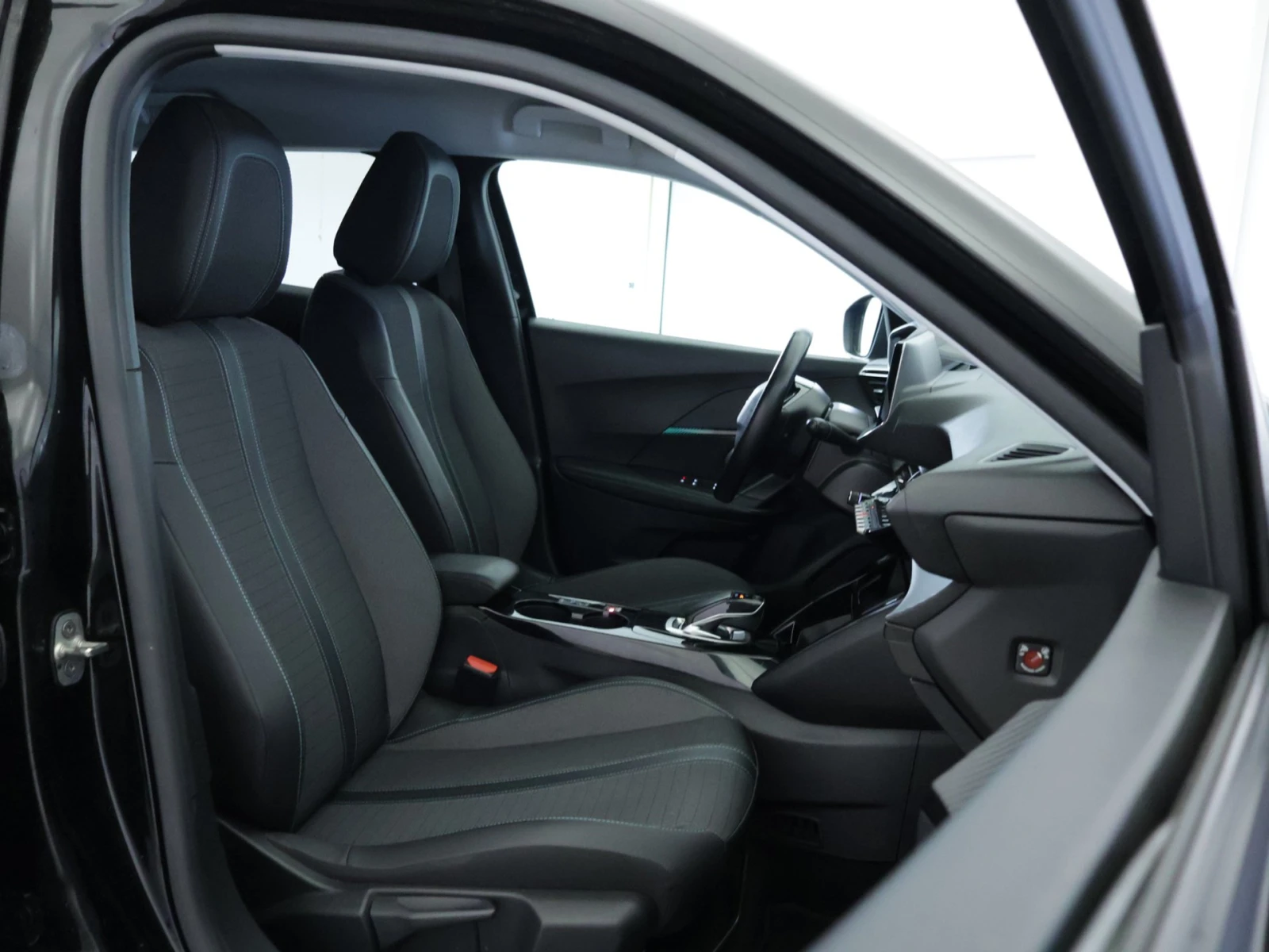 Peugeot 2008 50 kWh Allure Pack, снимка 8 - Автомобили и джипове - 54253362