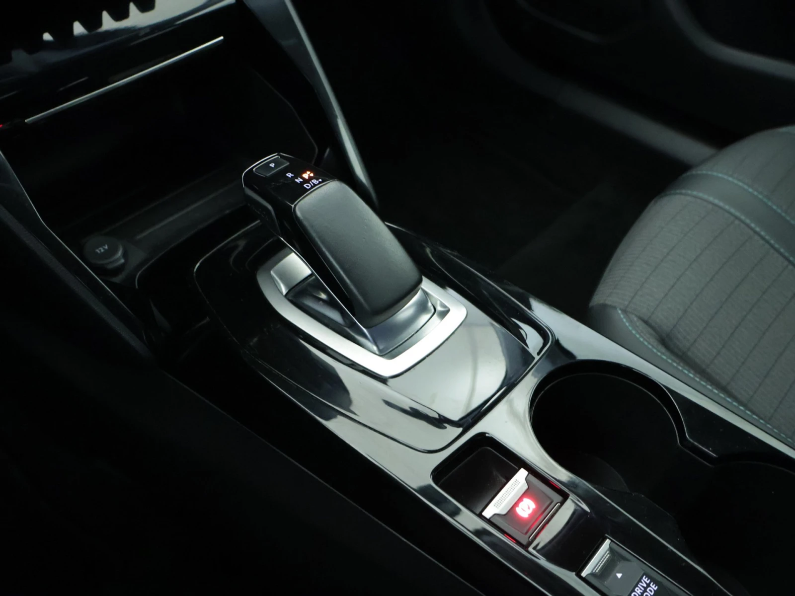 Peugeot 2008 50 kWh Allure Pack, снимка 12 - Автомобили и джипове - 54253362