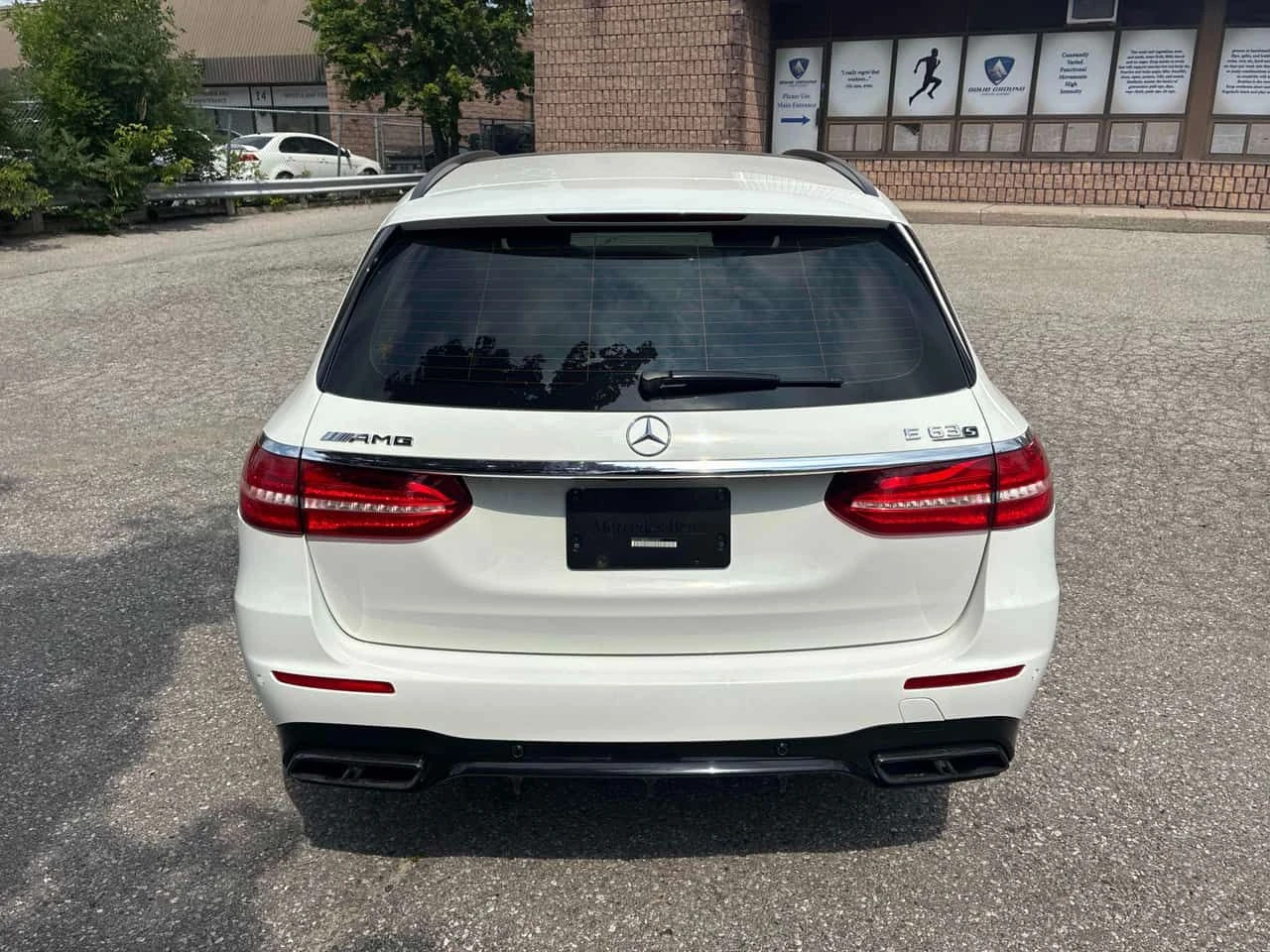 Mercedes-Benz E 63 AMG S * CARFAX * HEAD UP * ОБДУХВАНЕ * 360 * BURMESTER, снимка 4 - Автомобили и джипове - 55241199