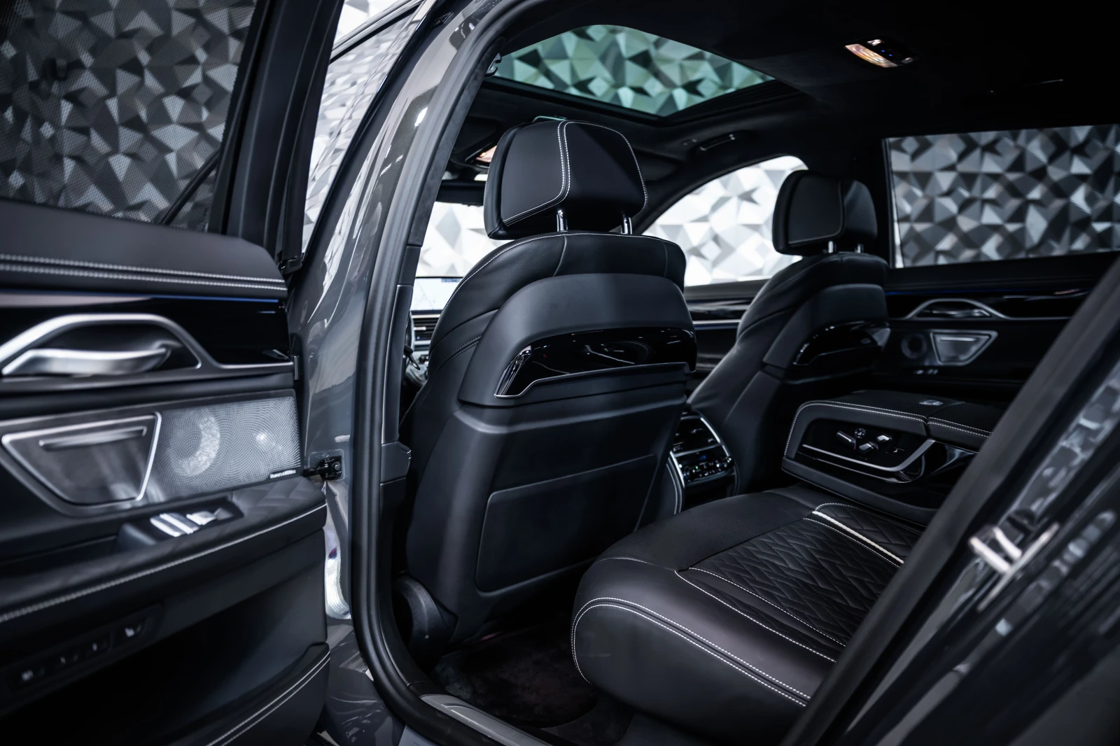 BMW 750 i xDrive * Individual* Msport* B&W* 360, снимка 14 - Автомобили и джипове - 55832644