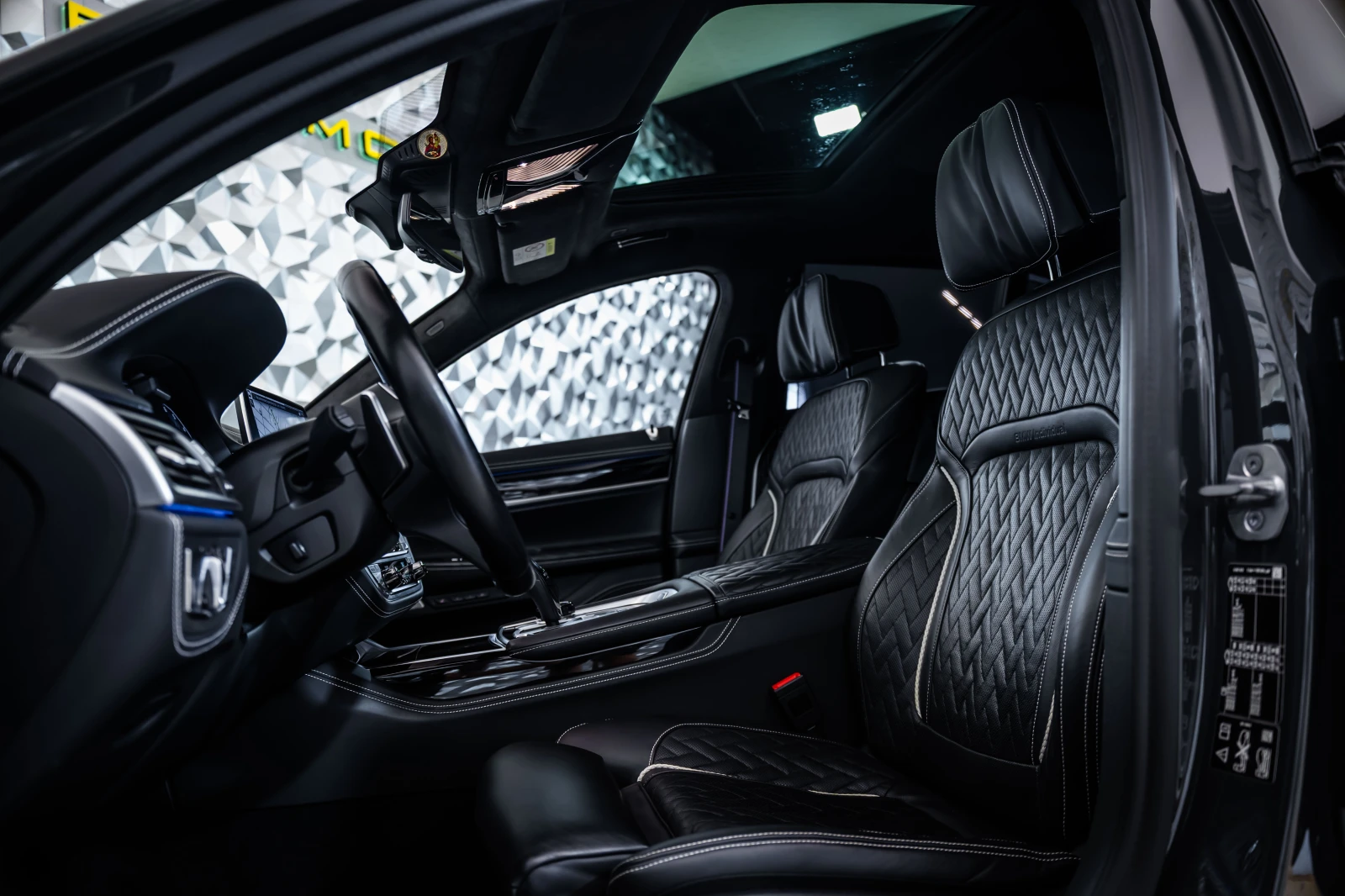 BMW 750 i xDrive * Individual* Msport* B&W* 360, снимка 12 - Автомобили и джипове - 55832644