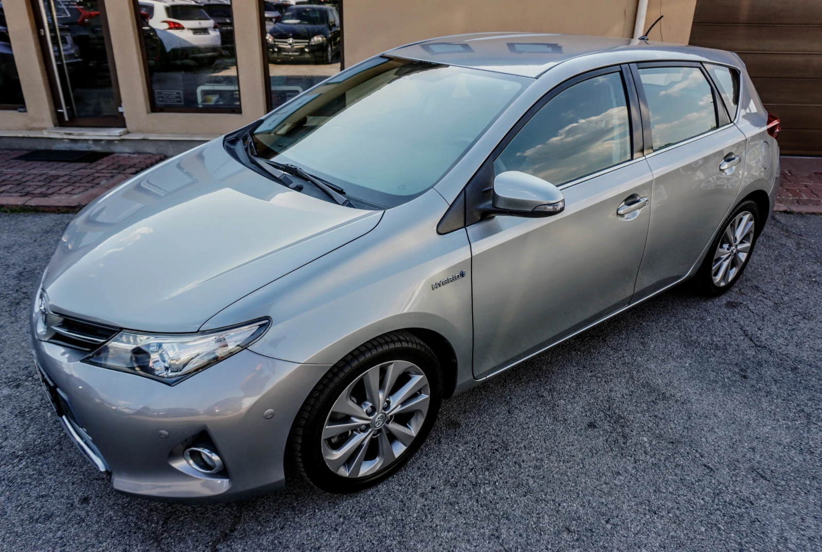 Toyota Auris 1.8H LOUNGE - изображение 2