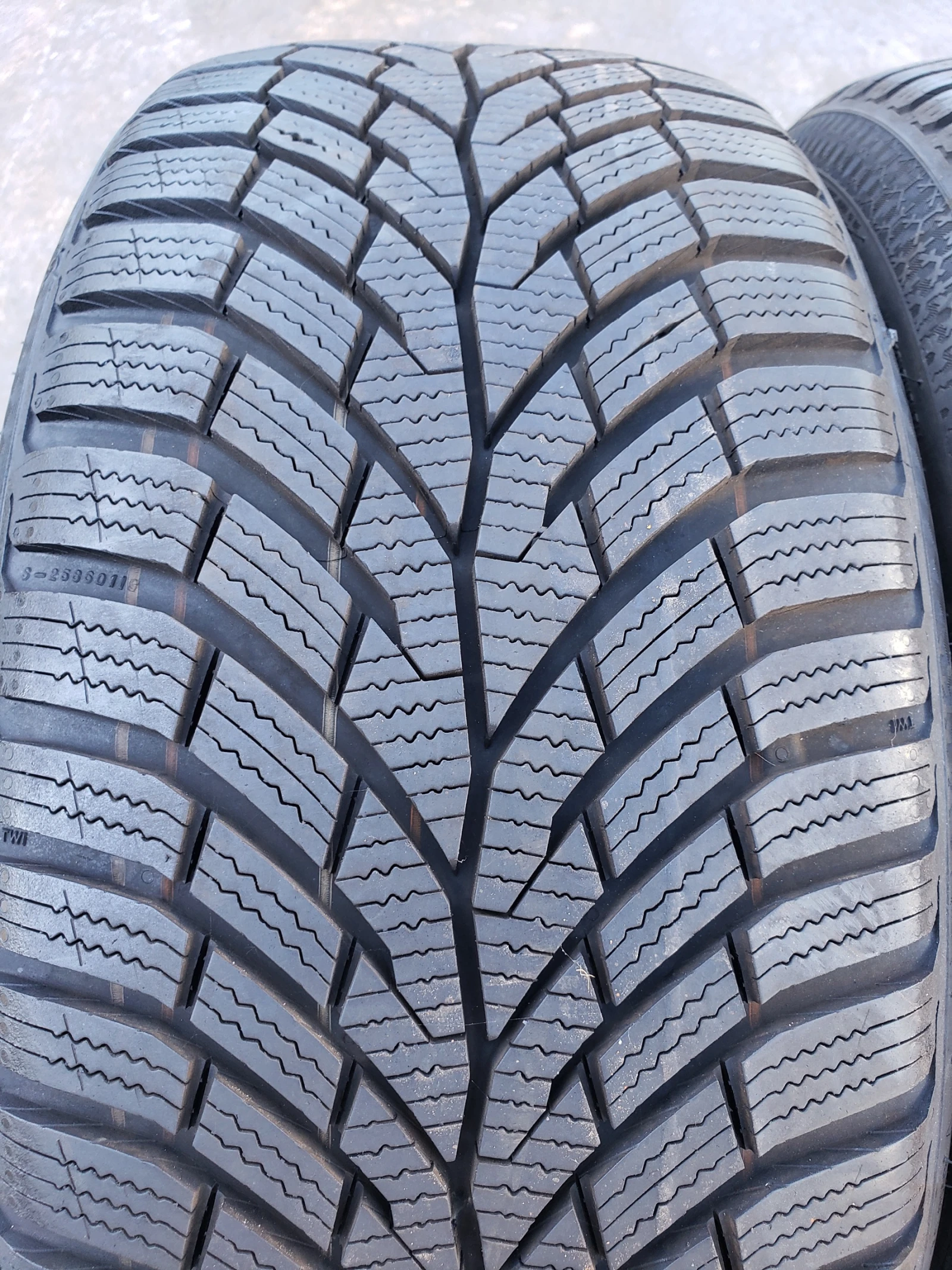 Гуми Зимни 215/40R17