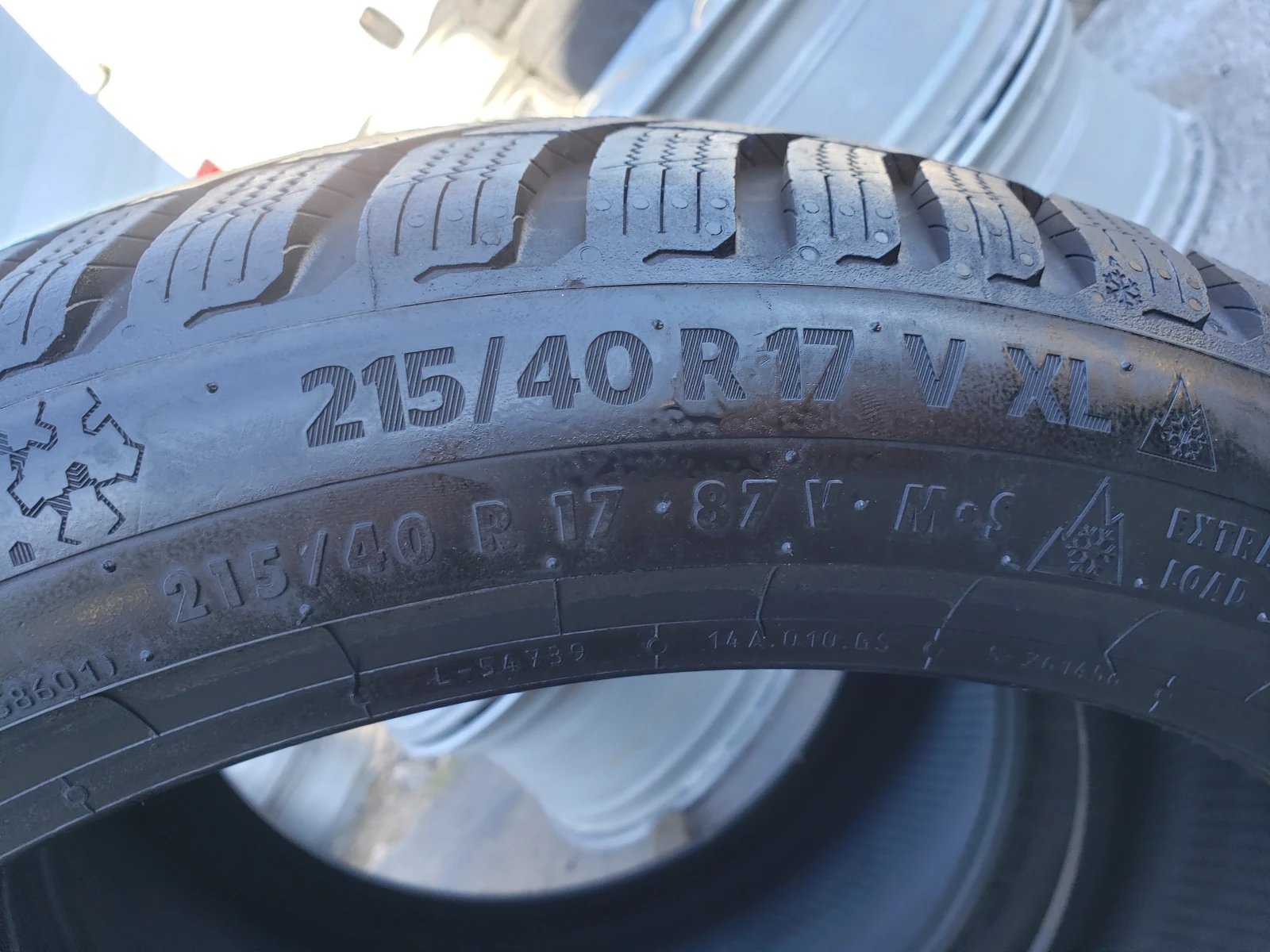 Гуми Зимни 215/40R17, снимка 6 - Гуми и джанти - 55959156