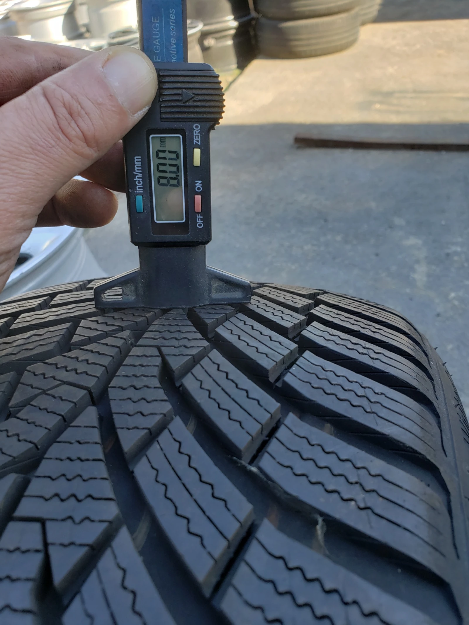 Гуми Зимни 215/40R17, снимка 8 - Гуми и джанти - 55959156