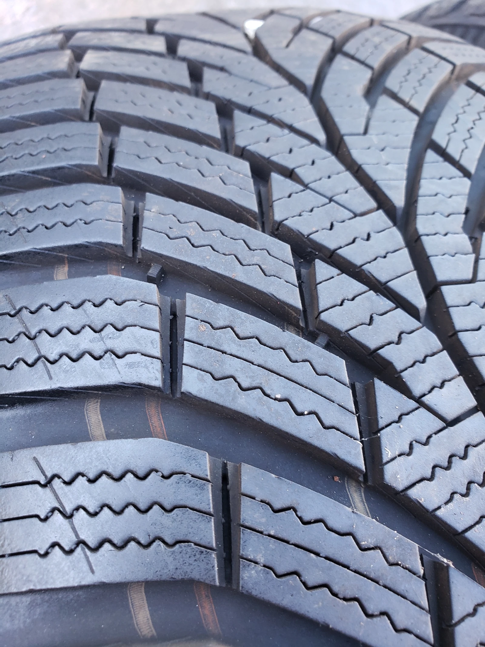 Гуми Зимни 215/40R17, снимка 5 - Гуми и джанти - 55959156