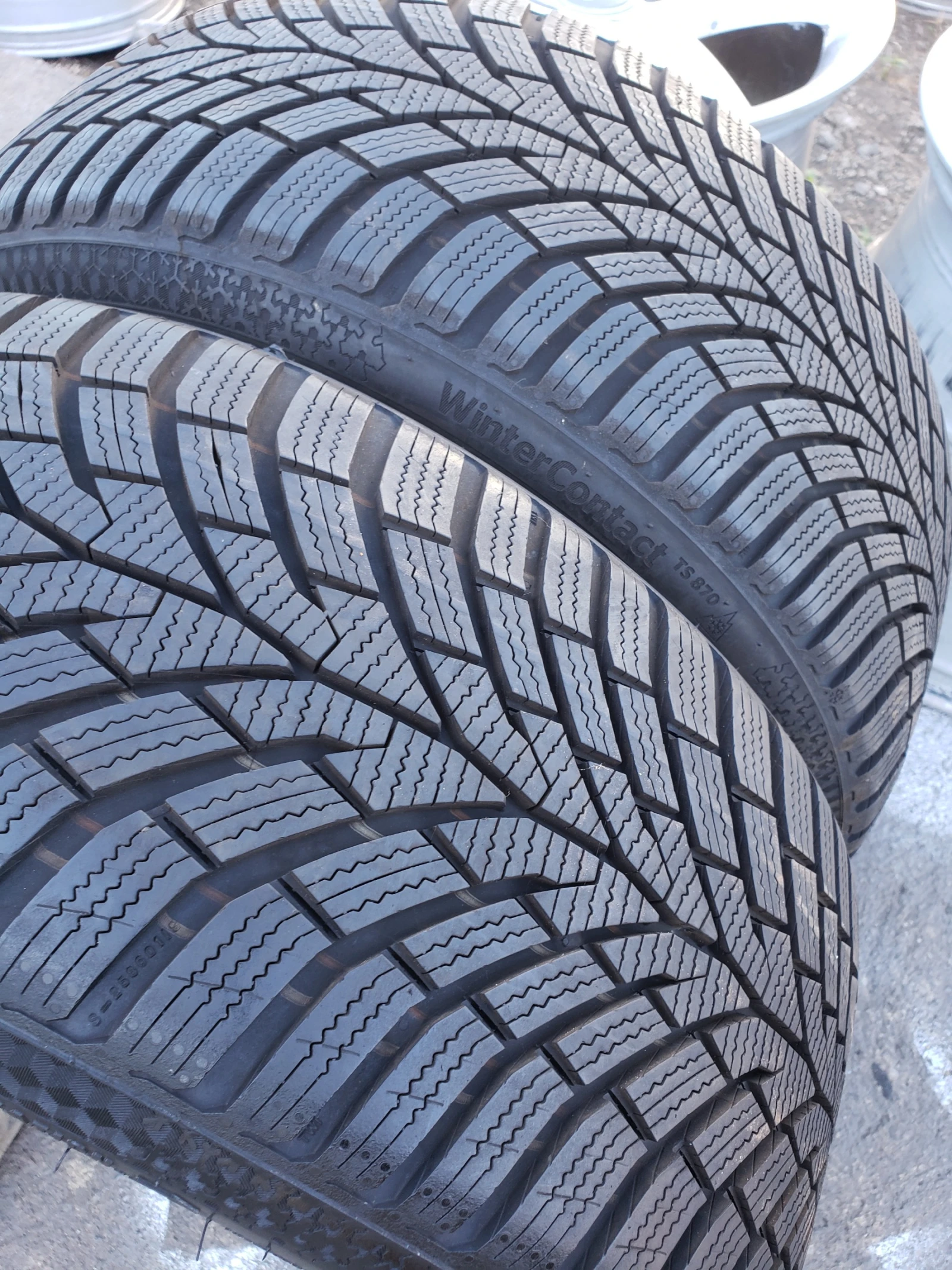 Гуми Зимни 215/40R17, снимка 3 - Гуми и джанти - 55959156