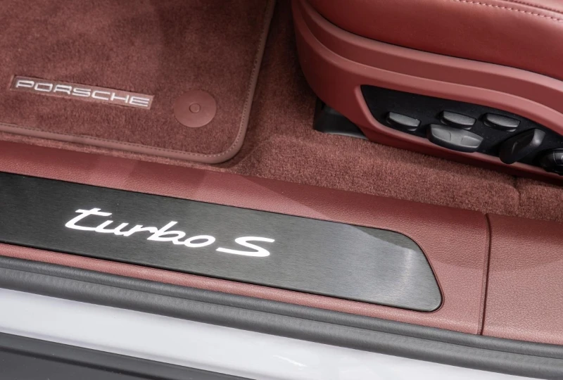 Porsche Panamera TURBO S E-HYBRID/FACELIFT/CERAMIC/BOSE/PANO/MATRIX, снимка 10 - Автомобили и джипове - 52166227