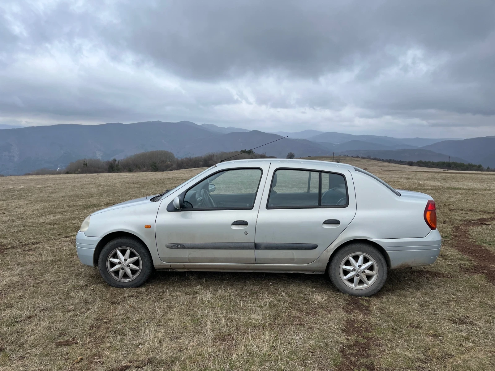 Renault Clio, снимка 3 - Автомобили и джипове - 53933959