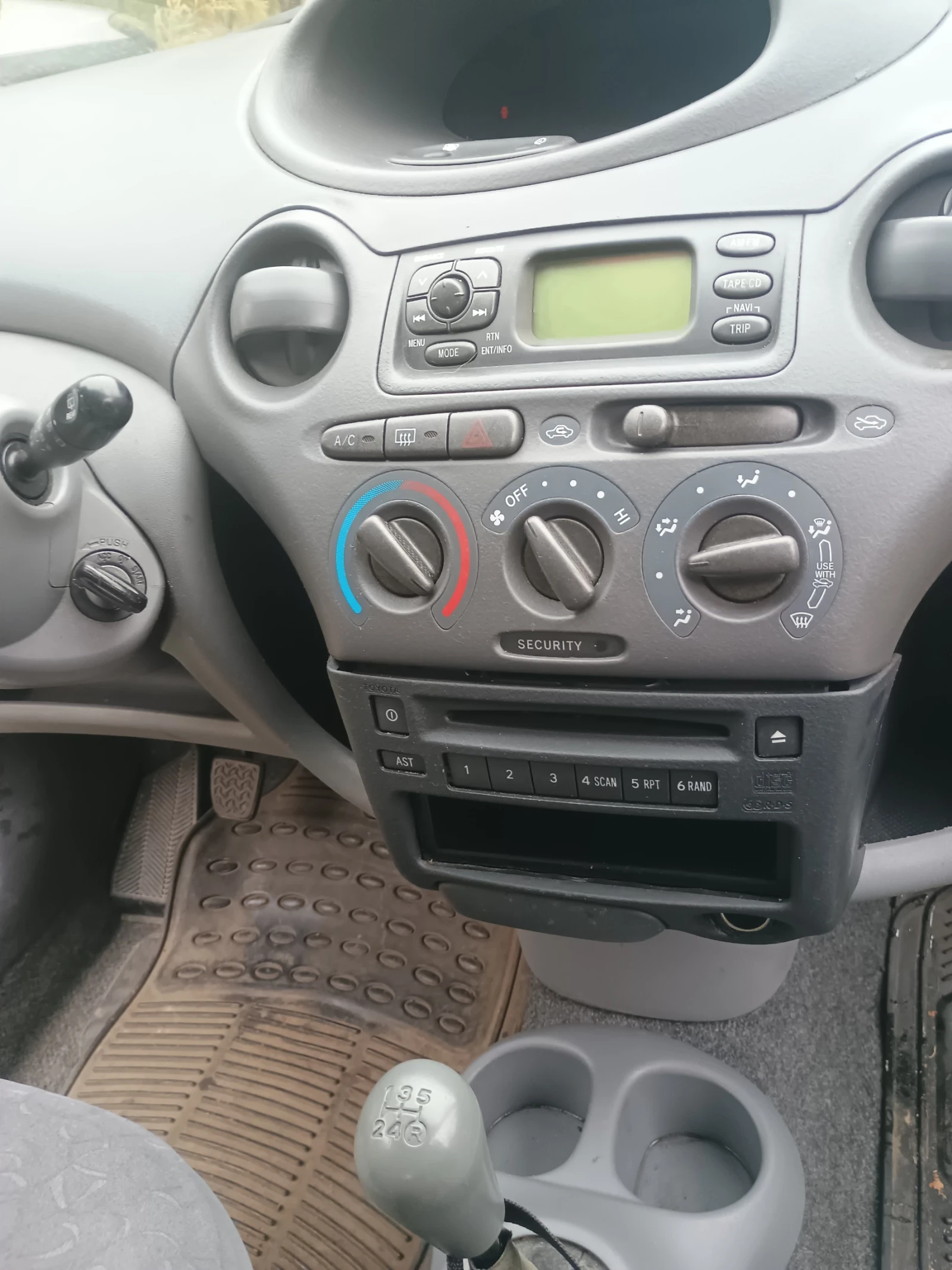 Toyota Yaris 1000, снимка 6 - Автомобили и джипове - 56645585