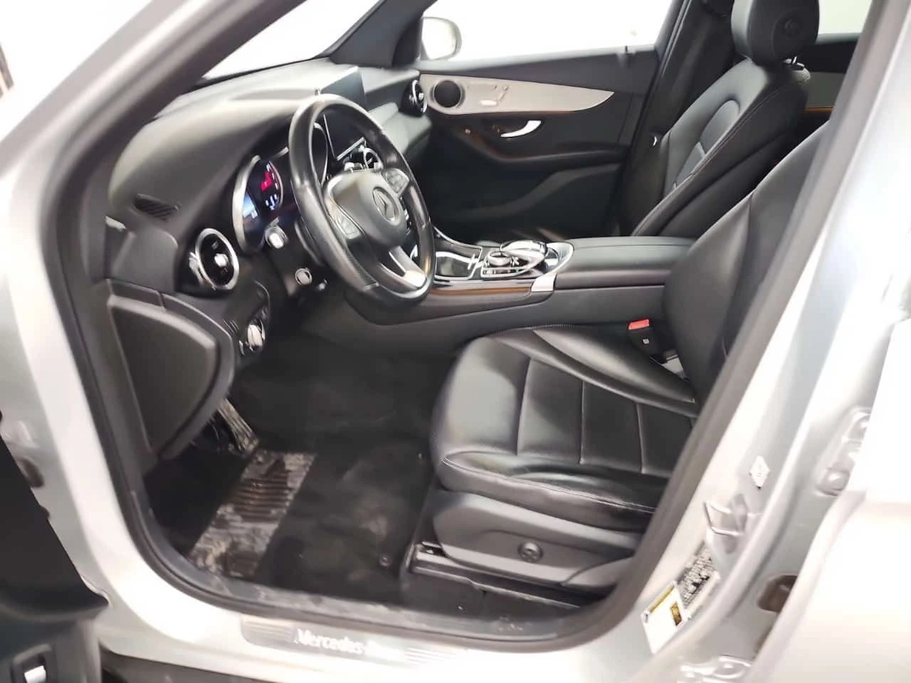 Mercedes-Benz GLC 300 * БЕЗ ЗАБЕЛЕЖКИ * ПАНОРАМА* ДВА КЛЮЧА*  - изображение 5