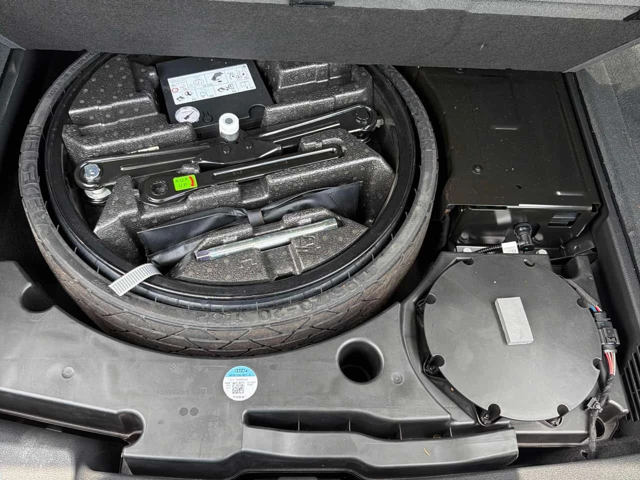 Audi Q8 Technik  CARFAX, снимка 11 - Автомобили и джипове - 55741575