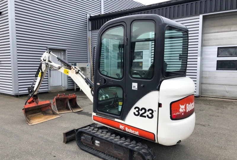 Багер Bobcat 323