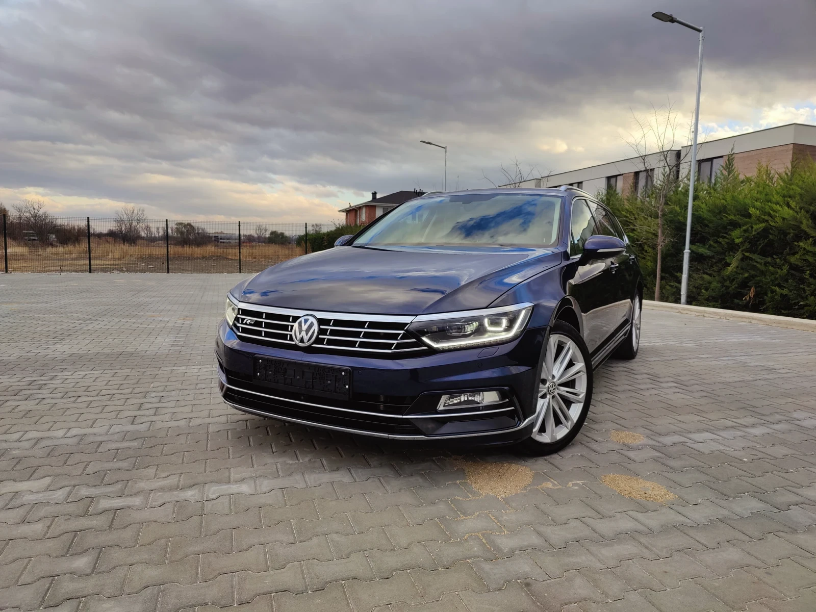 VW Passat R-LINE* DISTRONIC* PANORAMA* DIGITAL* 360 CAM*  - изображение 2