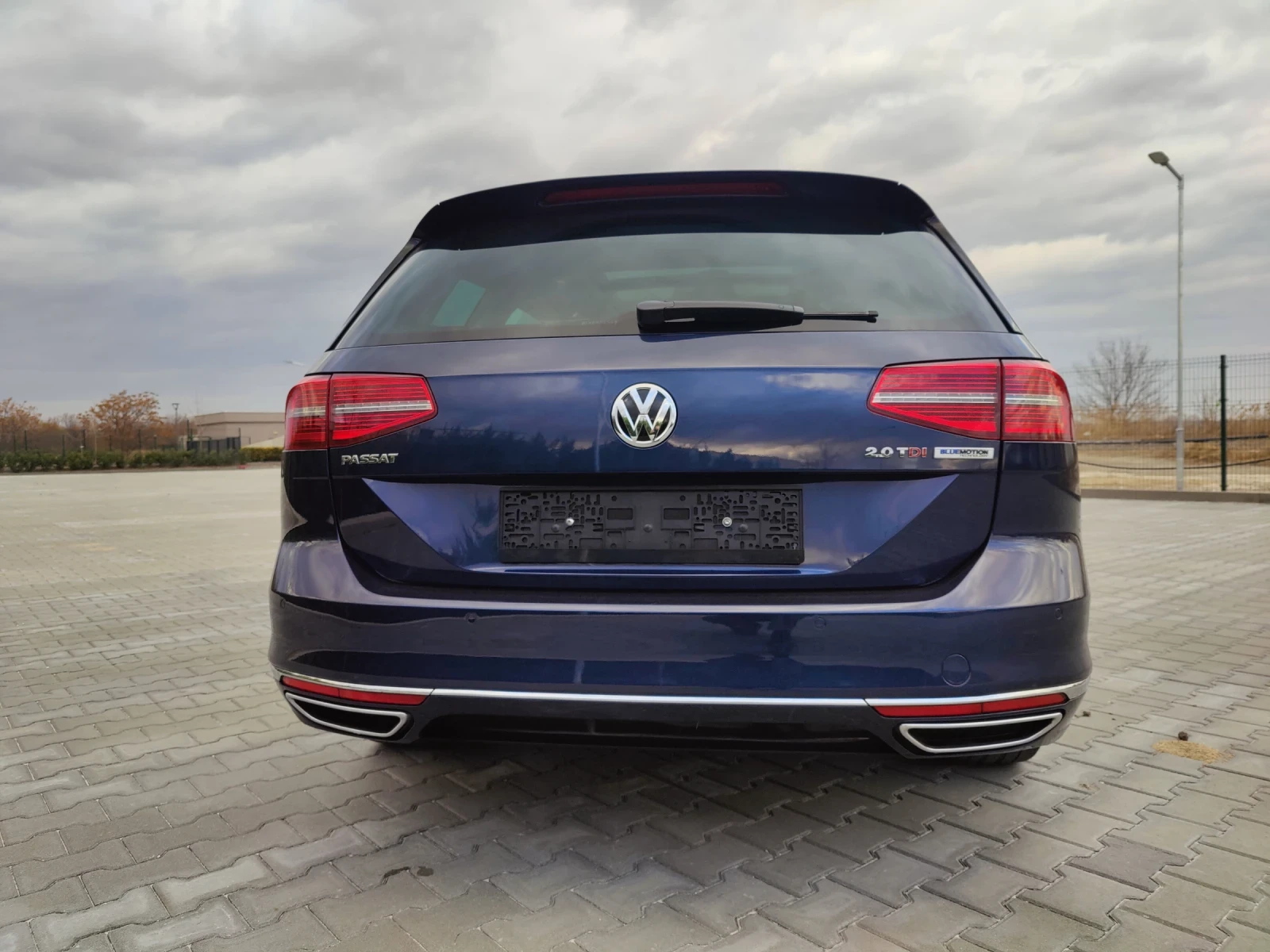 VW Passat R-LINE* DISTRONIC* PANORAMA* DIGITAL* 360 CAM*  - изображение 5