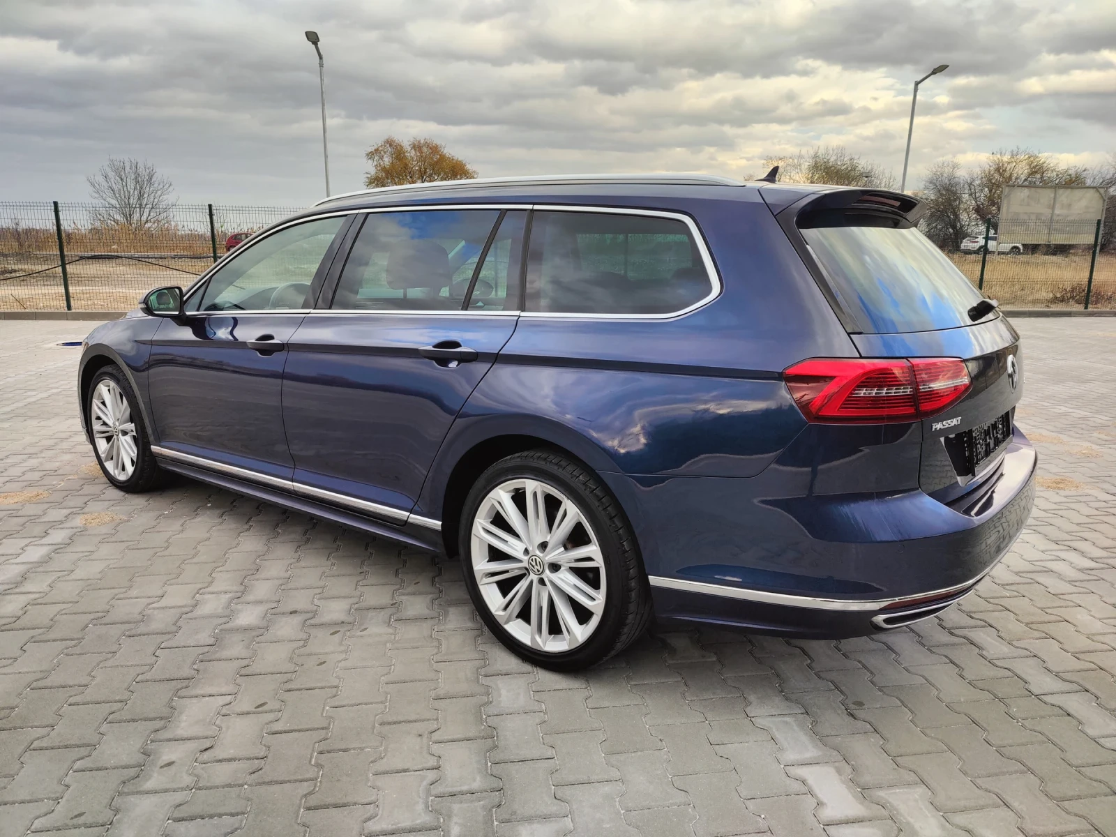 VW Passat R-LINE* DISTRONIC* PANORAMA* DIGITAL* 360 CAM*  - изображение 4