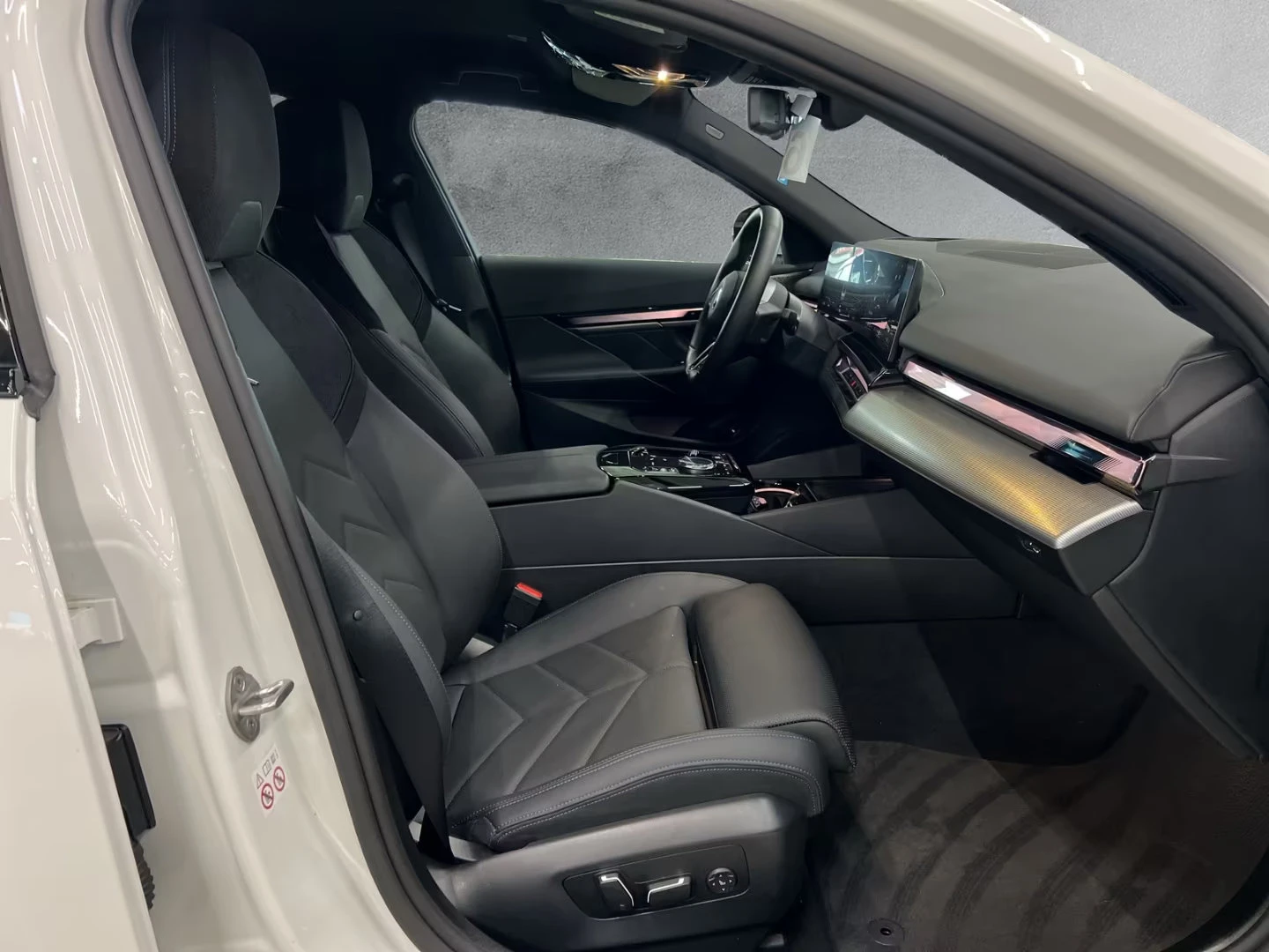 BMW i5 eDRIVE40/340HP/M-SPORT/B&W/ACC/HEAD-UP/KLESS/861f | Mobile.bg   15