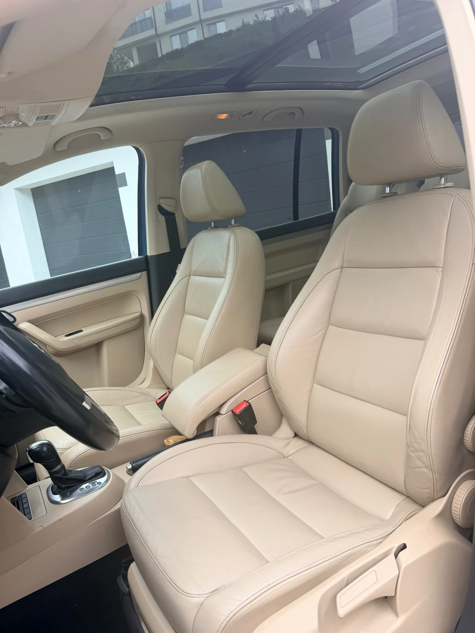 VW Touran DSG Панорама Камера Подгрев Печка 2 ключа , снимка 11 - Автомобили и джипове - 54361243