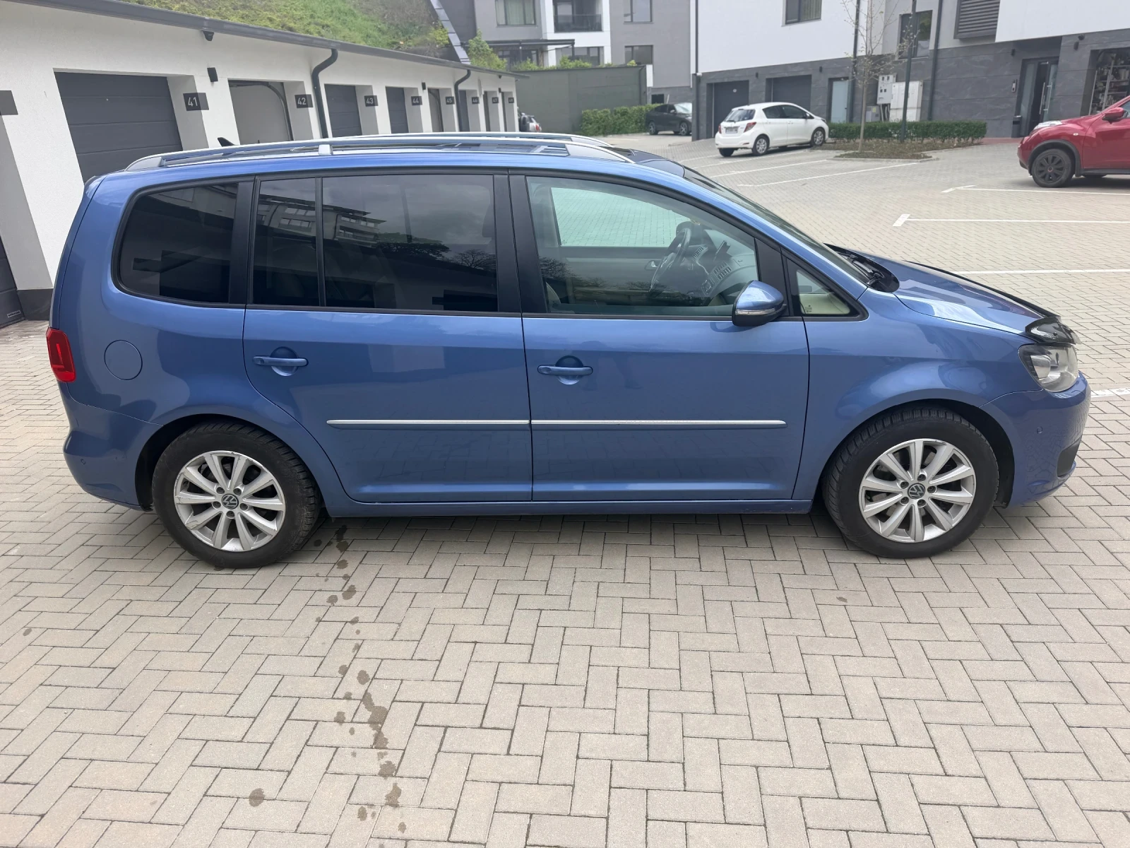 VW Touran DSG Панорама Камера Подгрев Печка 2 ключа , снимка 4 - Автомобили и джипове - 54361243
