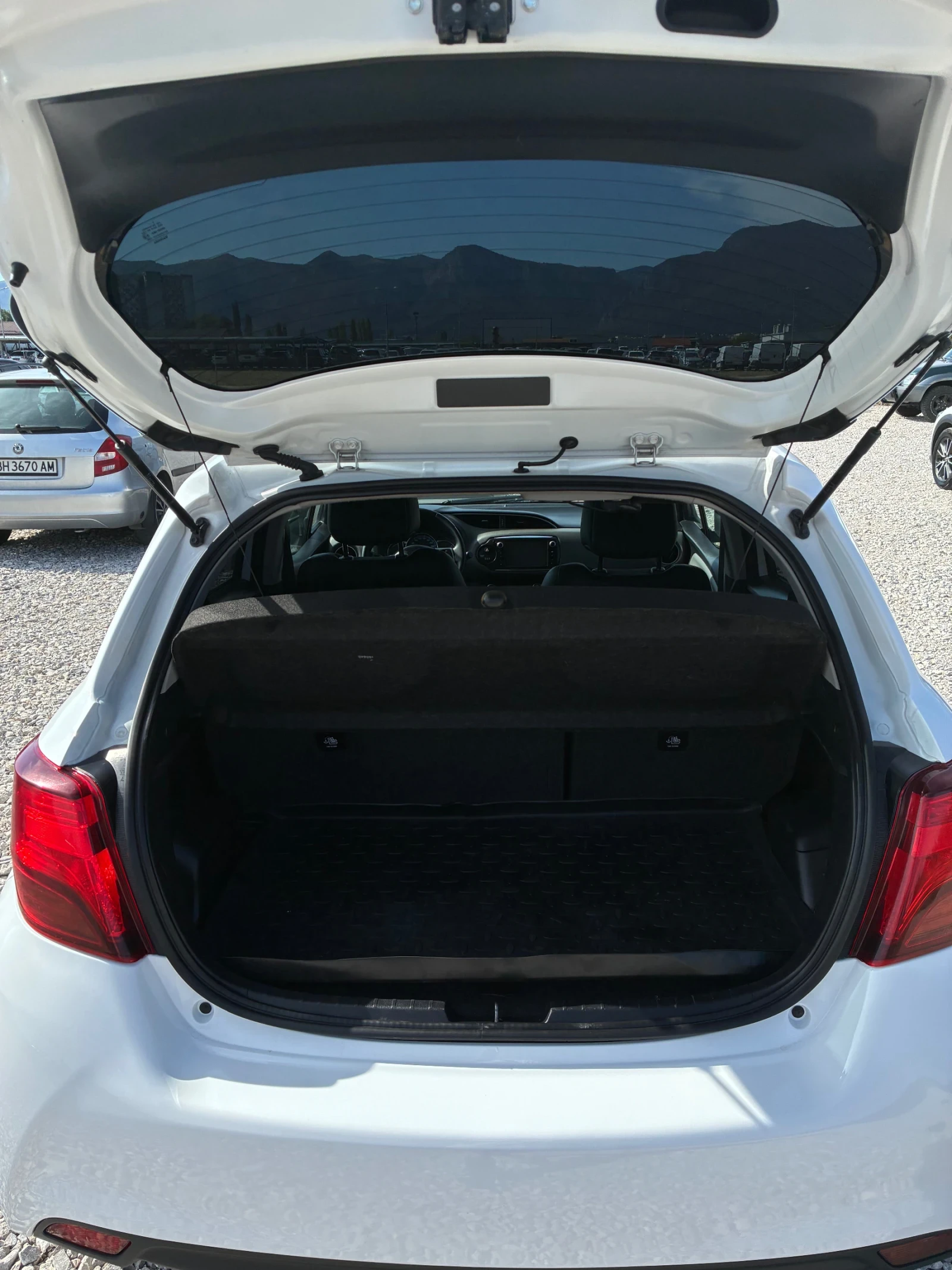 Toyota Yaris 1.5 E-CVT Hybrid Aut. 73ps, снимка 7 - Автомобили и джипове - 55937319