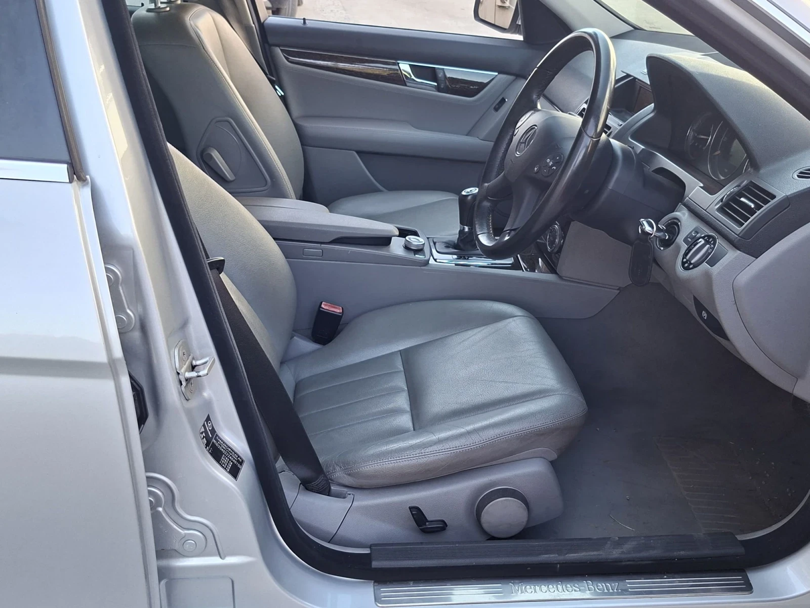 Mercedes-Benz C 320, снимка 7 - Автомобили и джипове - 56067586