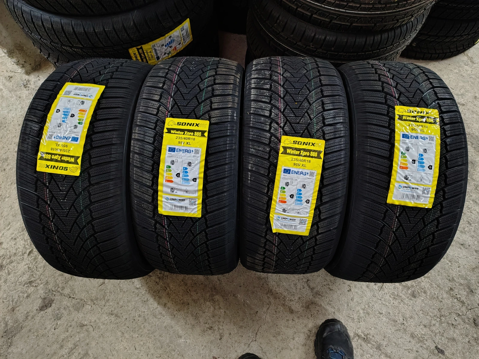 Гуми Зимни 235/40R18