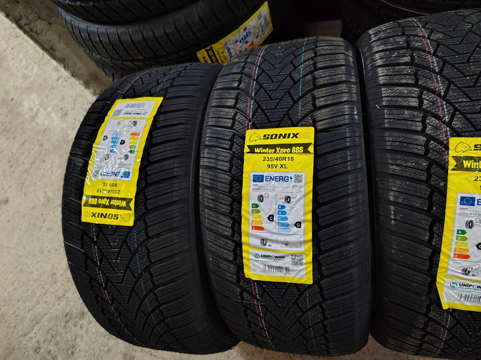 Гуми Зимни 235/40R18, снимка 3 - Гуми и джанти - 54085665