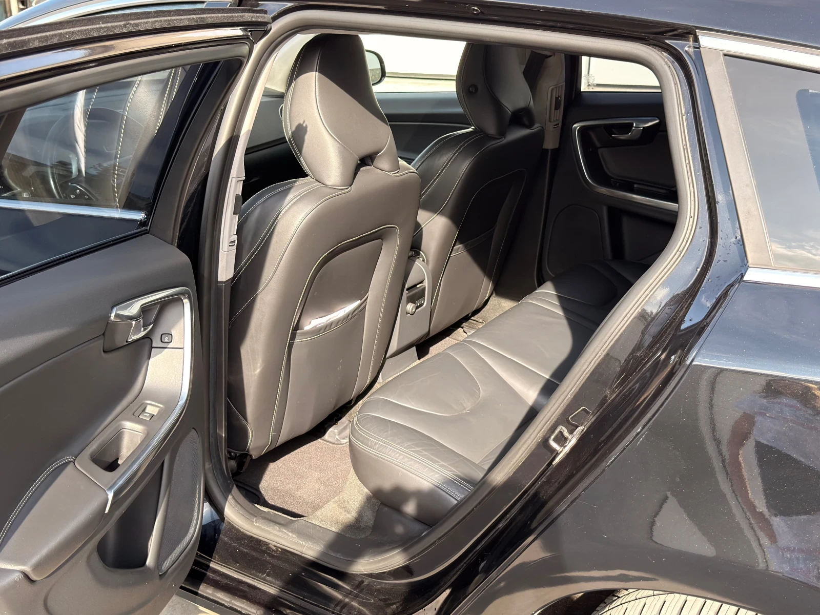 Volvo V60 D6 Plug-in Hybrid, снимка 9 - Автомобили и джипове - 54528765