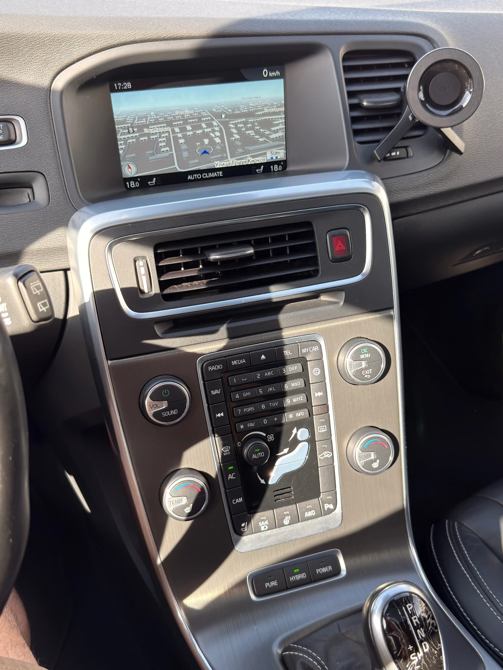 Volvo V60 D6 Plug-in Hybrid, снимка 12 - Автомобили и джипове - 54528765
