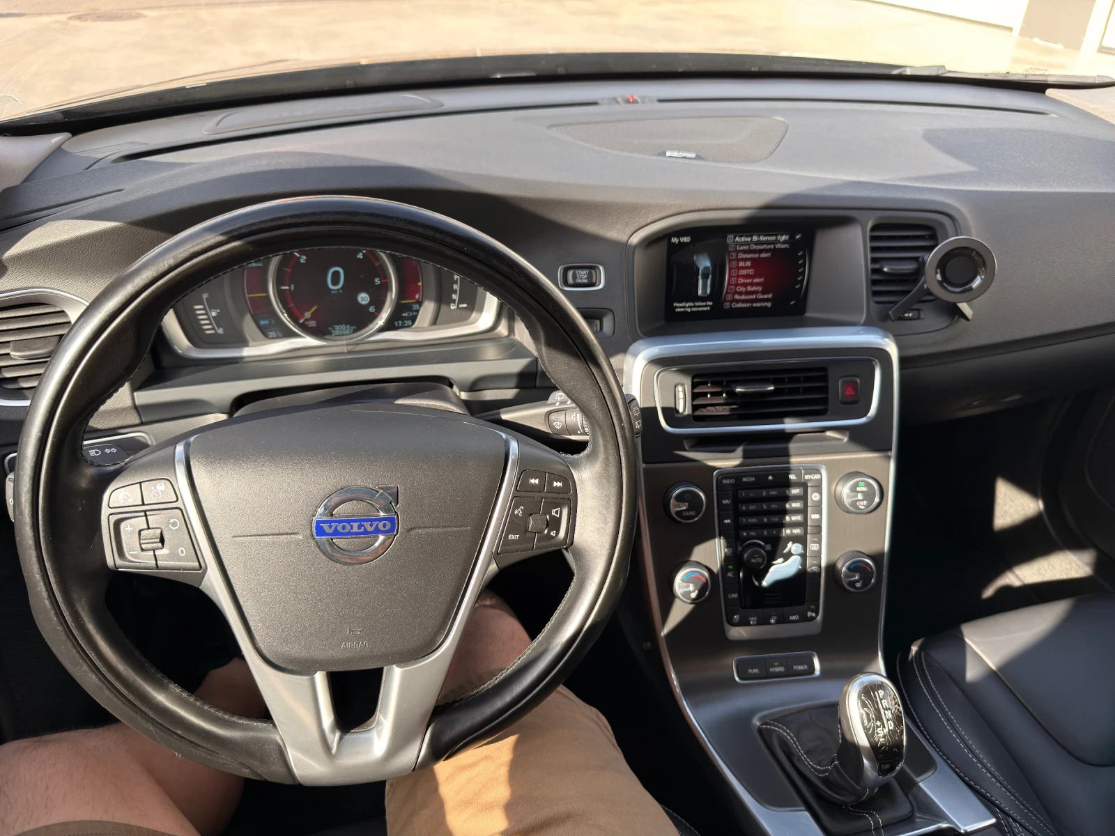 Volvo V60 D6 Plug-in Hybrid, снимка 13 - Автомобили и джипове - 54528765