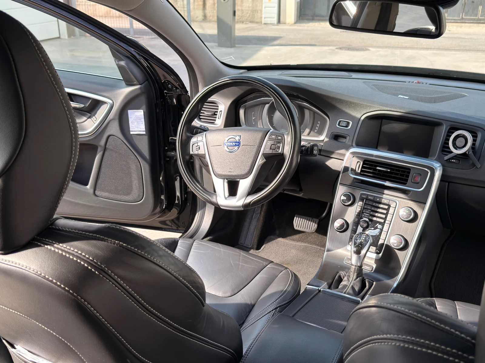 Volvo V60 D6 Plug-in Hybrid, снимка 11 - Автомобили и джипове - 54528765