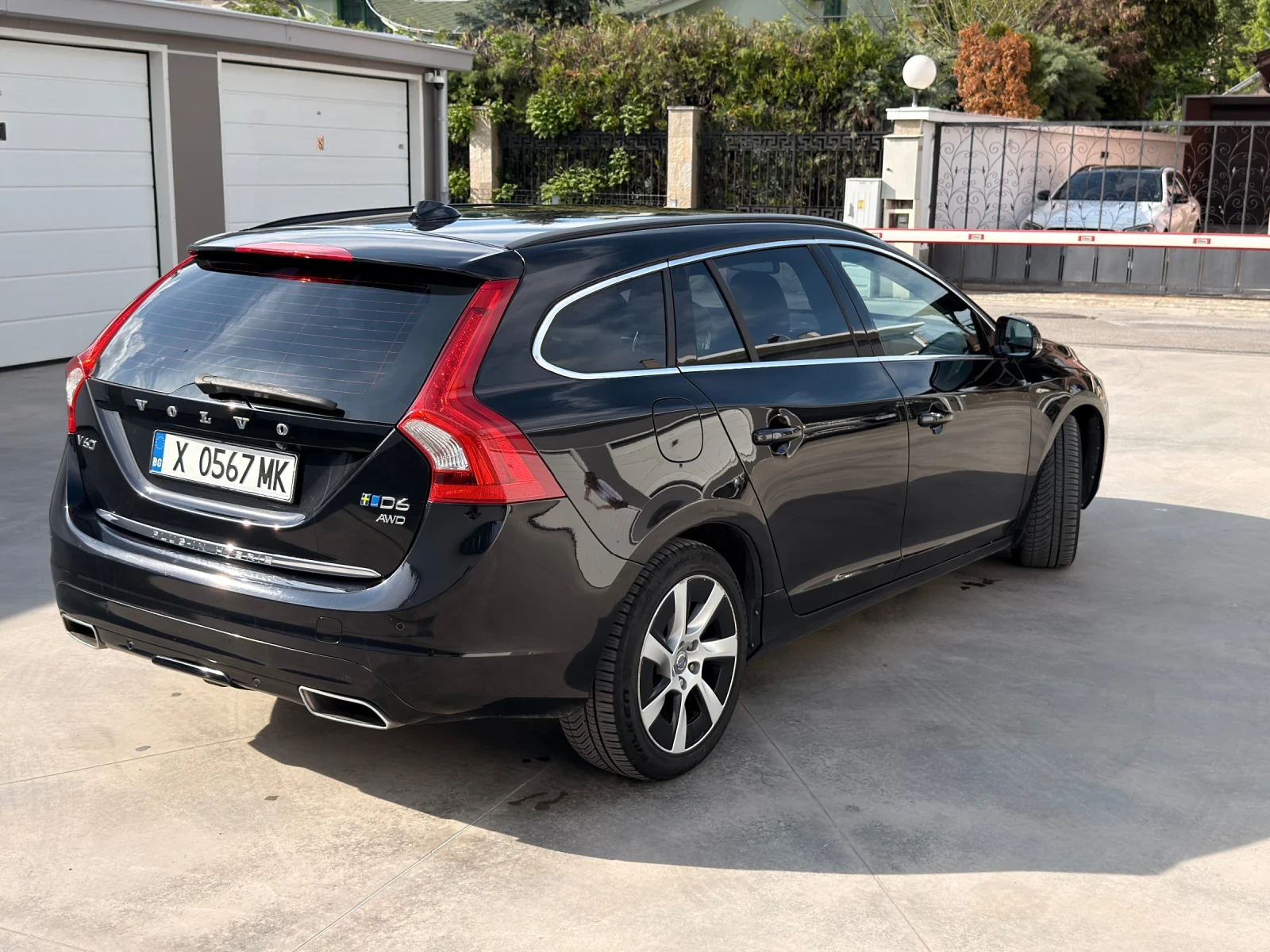 Volvo V60 D6 Plug-in Hybrid, снимка 5 - Автомобили и джипове - 54528765