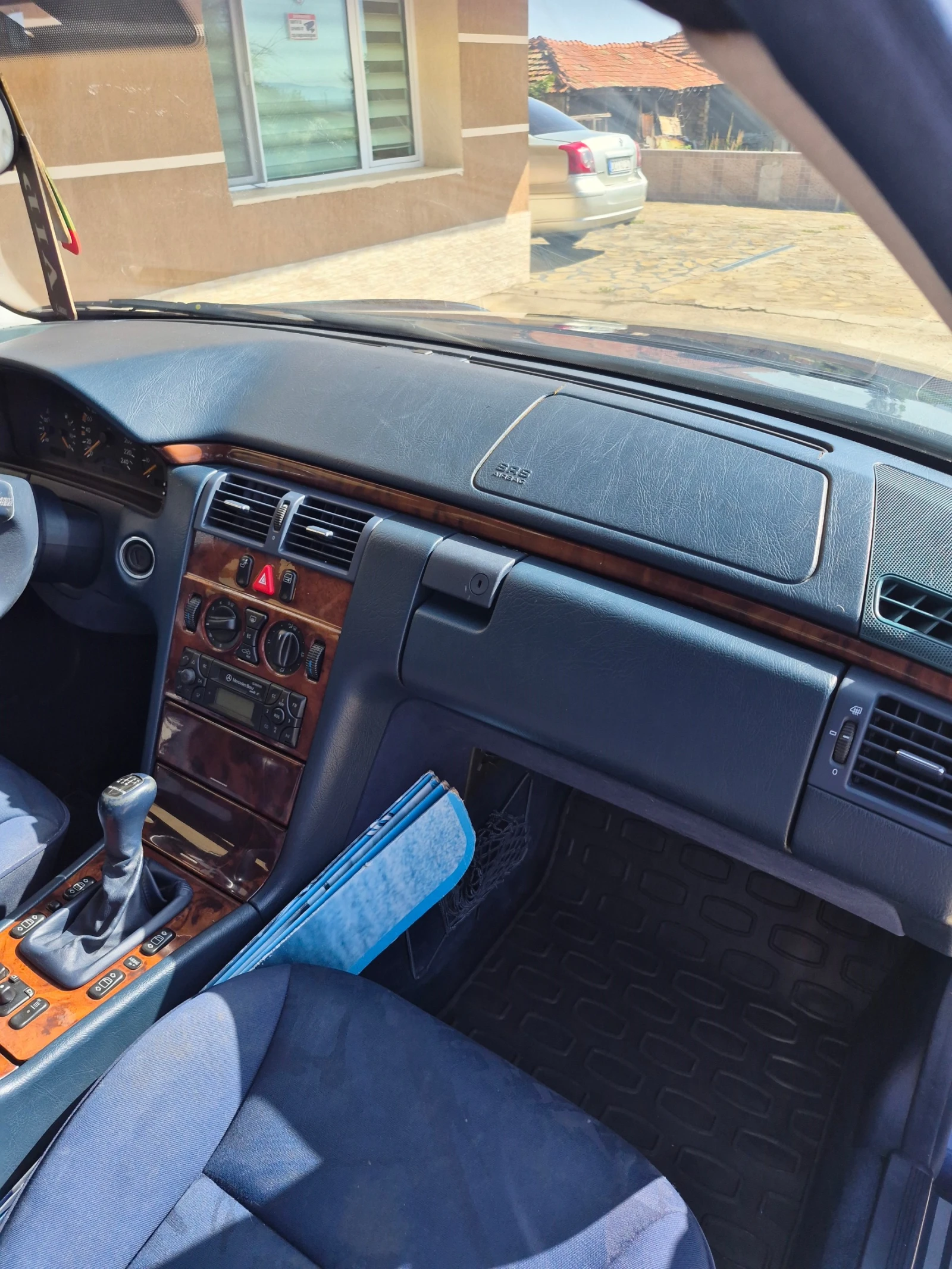 Mercedes-Benz E 220 CDI, снимка 15 - Автомобили и джипове - 55888835