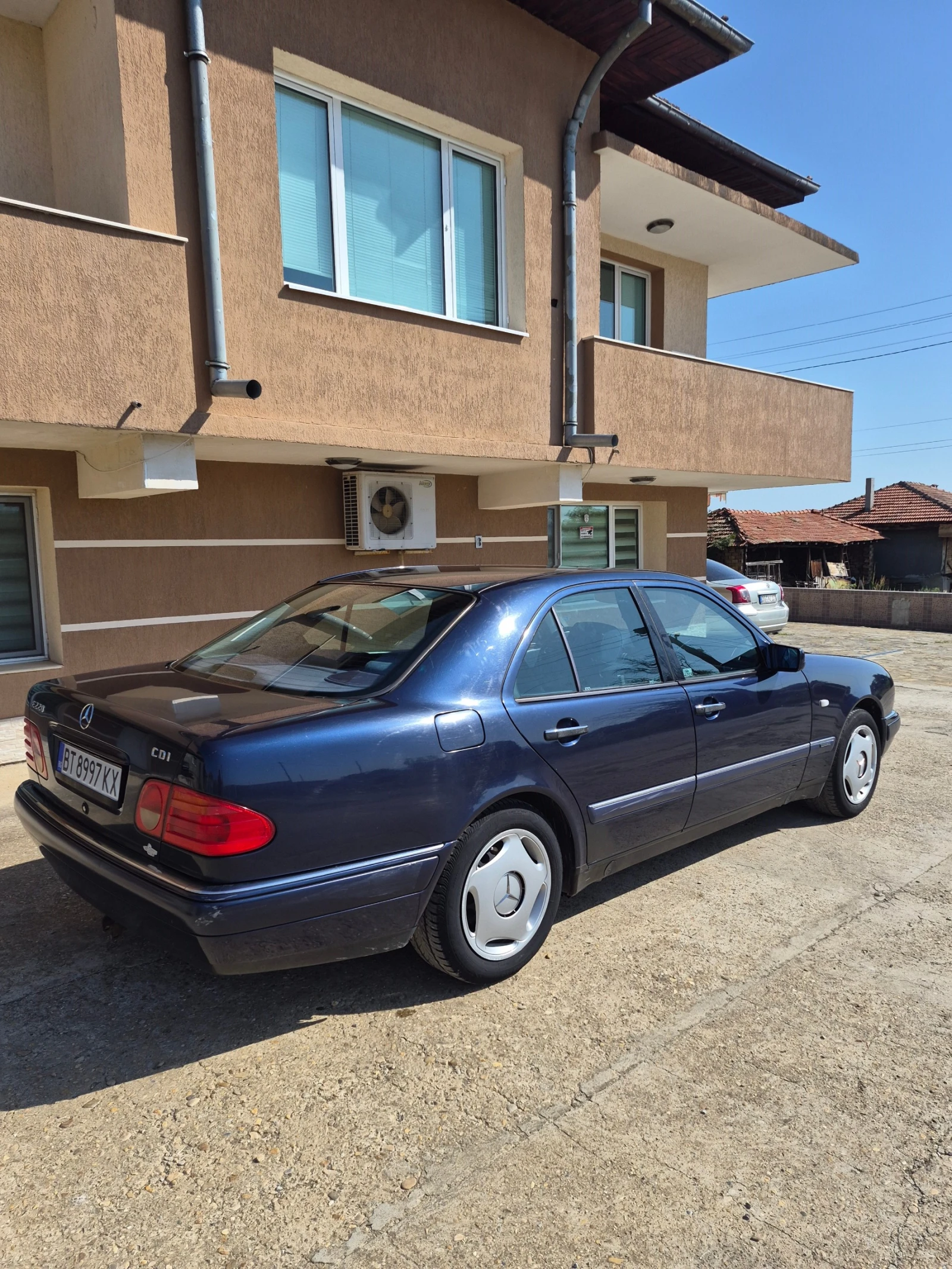 Mercedes-Benz E 220 CDI, снимка 4 - Автомобили и джипове - 55888835