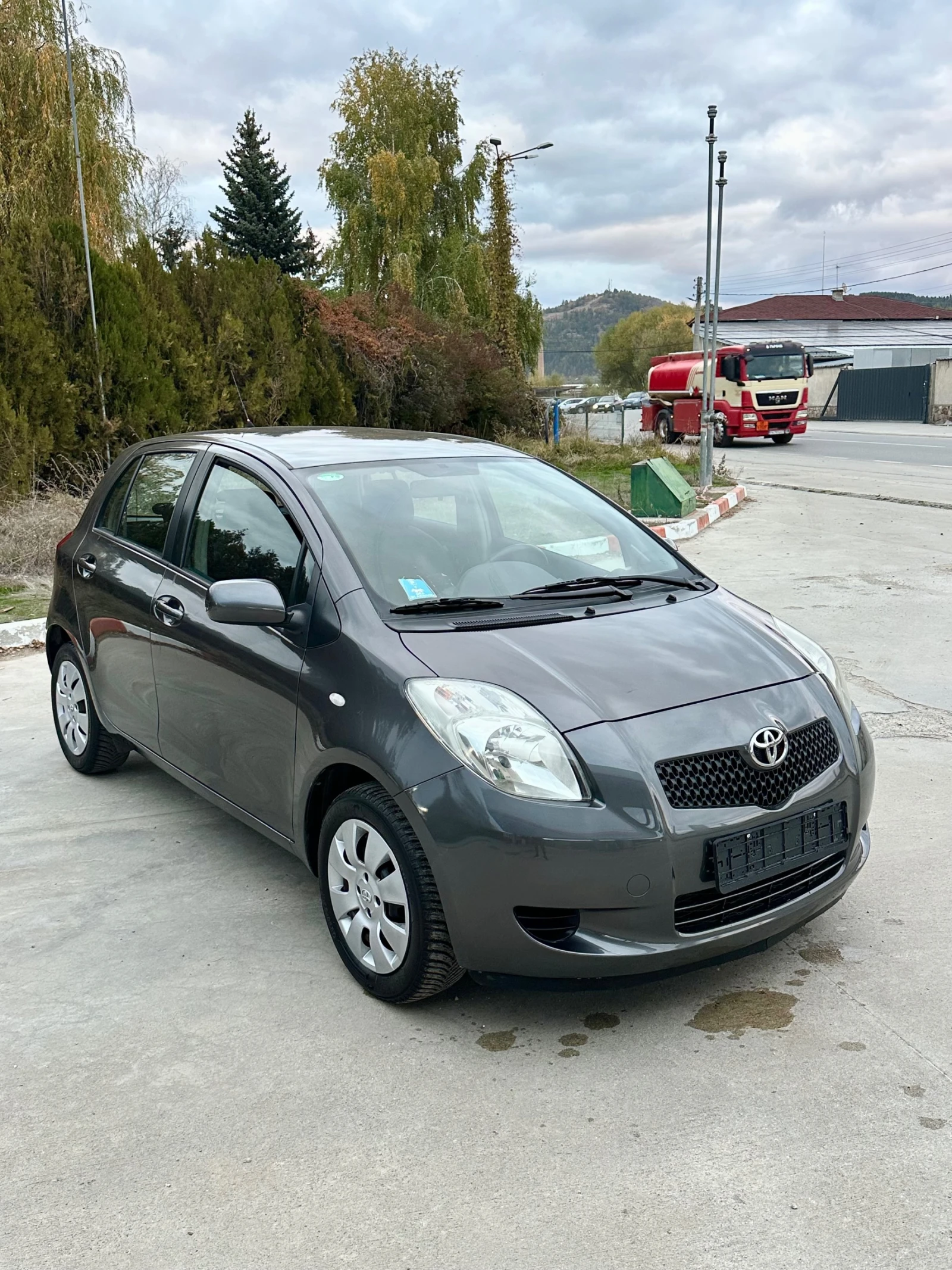 Toyota Yaris 1.0 Бензин, снимка 3 - Автомобили и джипове - 56728510
