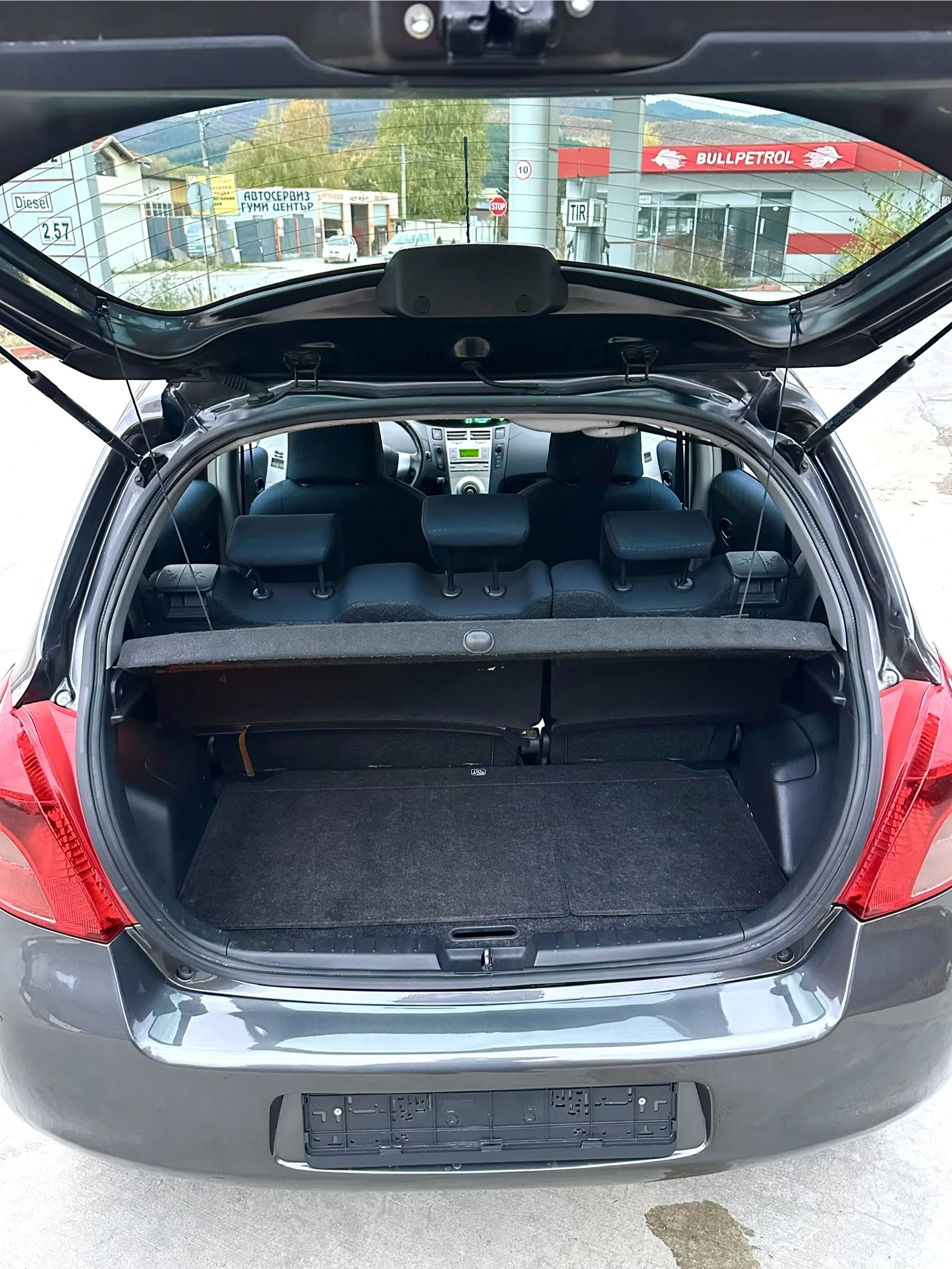 Toyota Yaris 1.0 Бензин, снимка 8 - Автомобили и джипове - 56728510