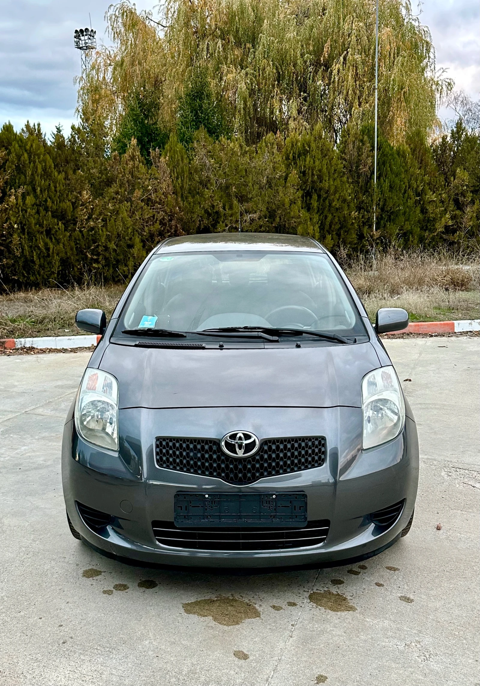 Toyota Yaris 1.0 Бензин, снимка 2 - Автомобили и джипове - 56728510