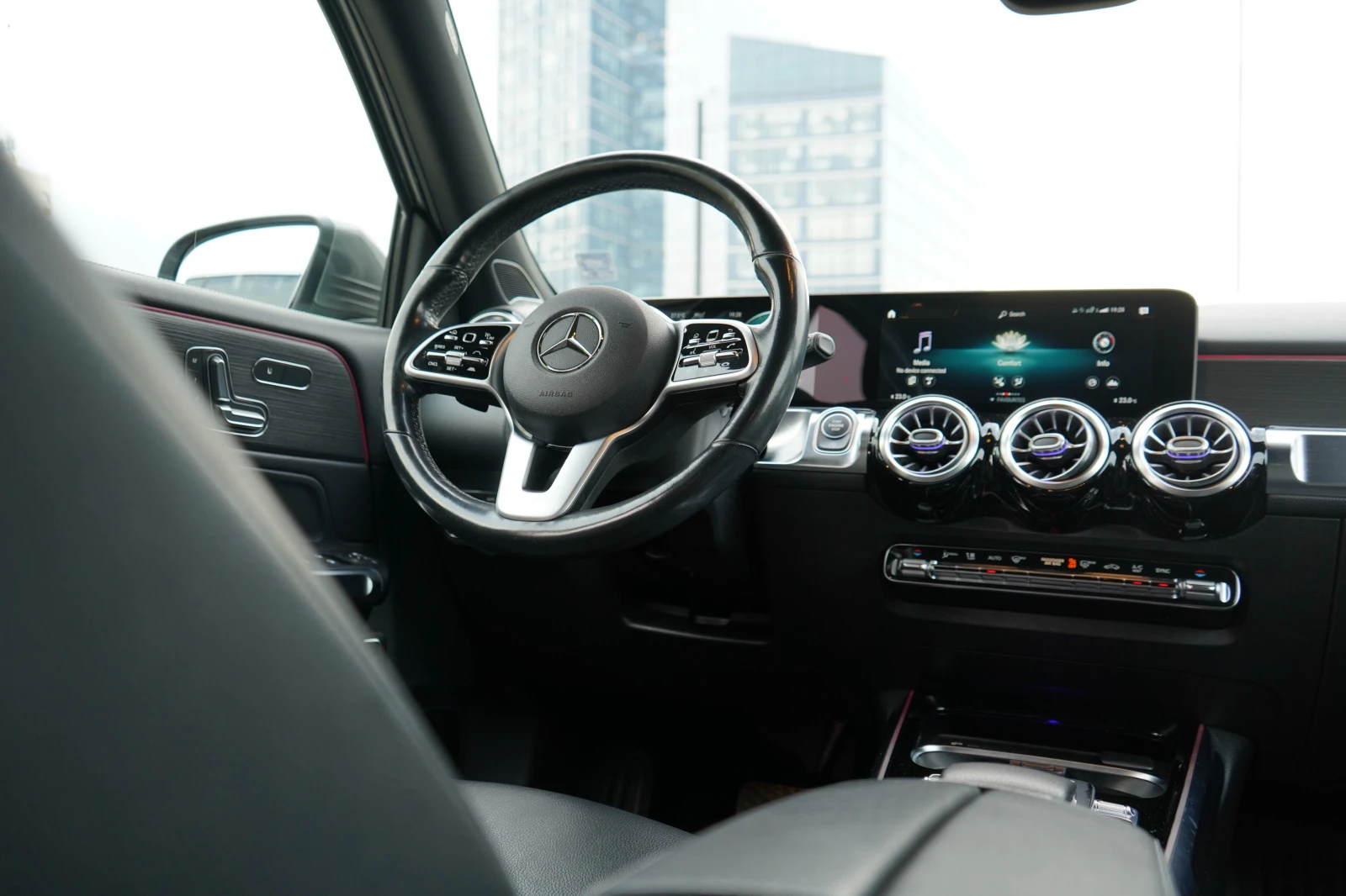 Mercedes-Benz GLB 220 4MATIC / Burmester / 360 / MULTIBEAM LED, снимка 9 - Автомобили и джипове - 54979838