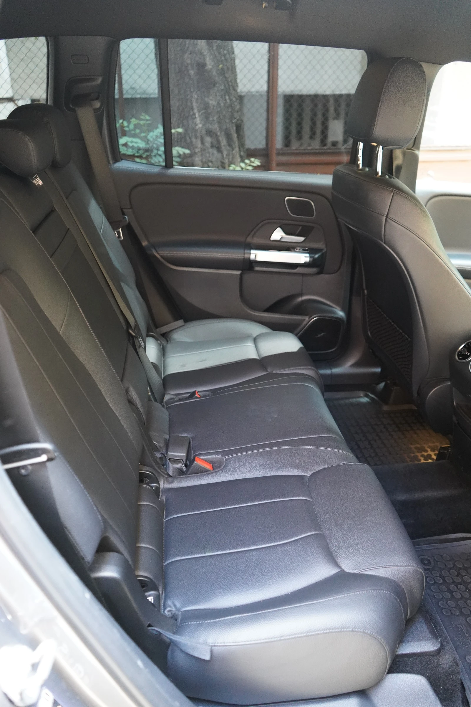 Mercedes-Benz GLB 220 Mercedes GLB 220d 4MATIC / Burmester / 360  / LED , снимка 7 - Автомобили и джипове - 54979838