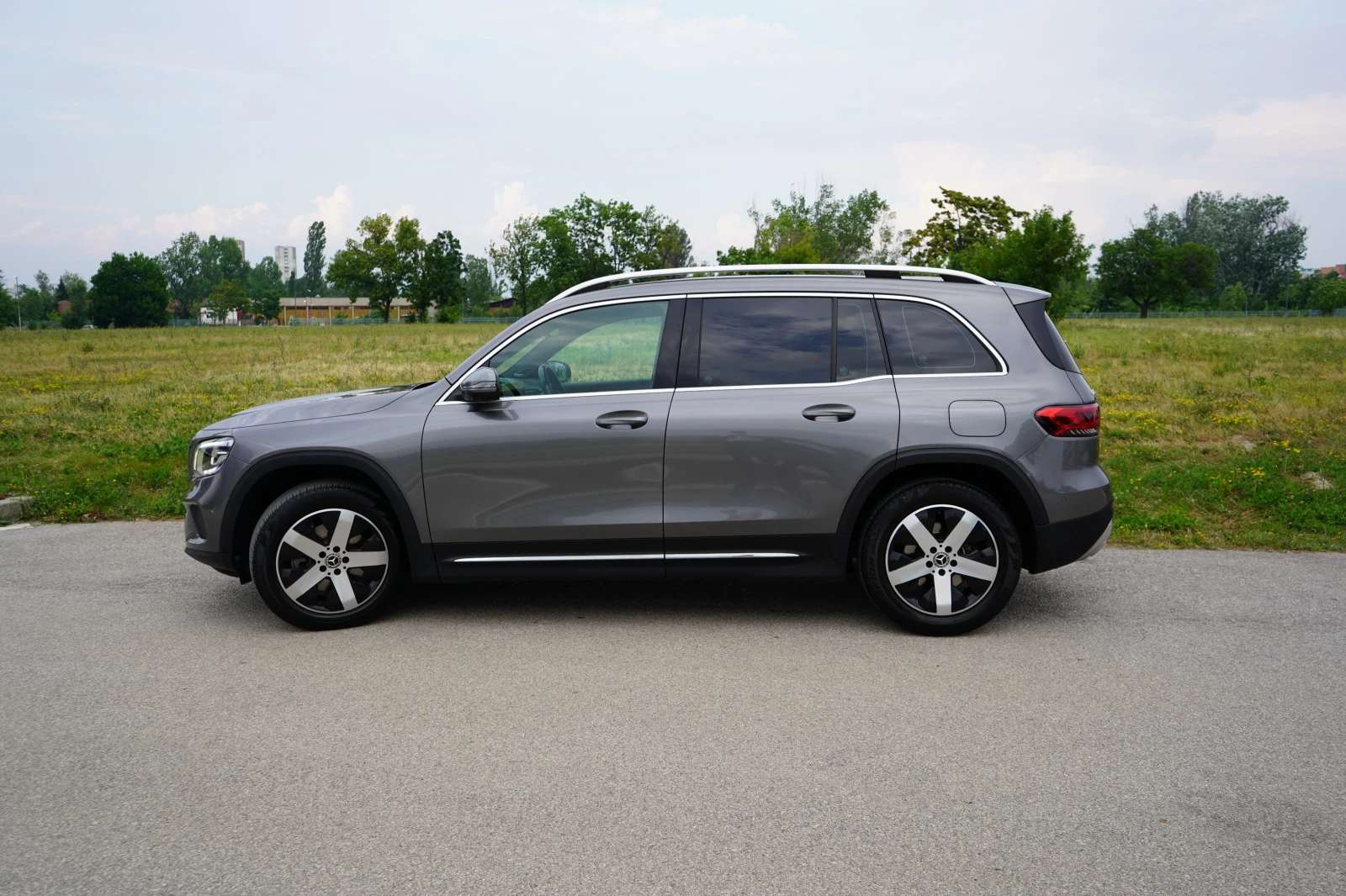 Mercedes-Benz GLB 220 4MATIC / Burmester / 360 / MULTIBEAM LED, снимка 11 - Автомобили и джипове - 54979838