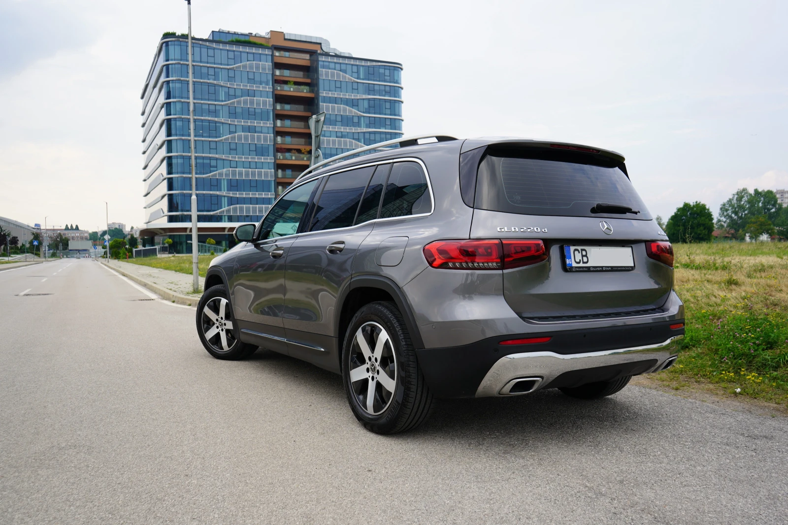 Mercedes-Benz GLB 220 4MATIC / Burmester / 360 / MULTIBEAM LED, снимка 3 - Автомобили и джипове - 54979838