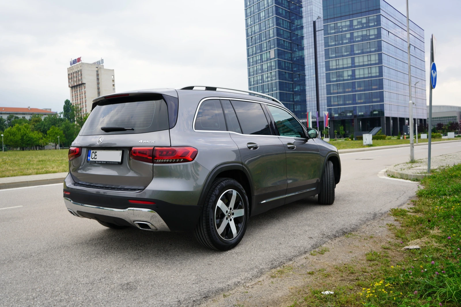Mercedes-Benz GLB 220 4MATIC / Burmester / 360 / MULTIBEAM LED, снимка 10 - Автомобили и джипове - 54979838