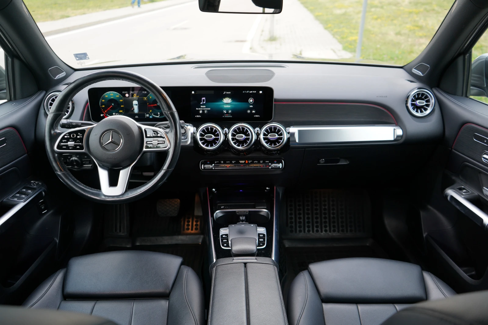 Mercedes-Benz GLB 220 4MATIC / Burmester / 360 / MULTIBEAM LED, снимка 2 - Автомобили и джипове - 54979838