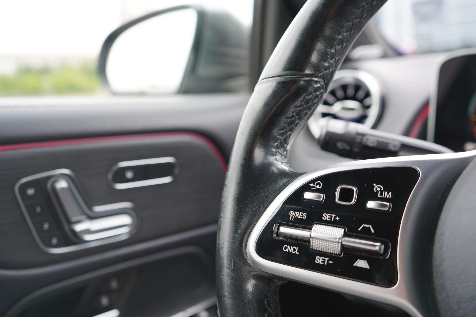 Mercedes-Benz GLB 220 4MATIC / Burmester / 360 / MULTIBEAM LED, снимка 13 - Автомобили и джипове - 54979838