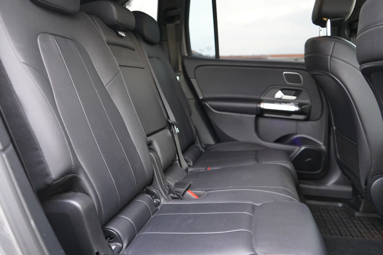 Mercedes-Benz GLB 220 4MATIC / Burmester / 360 / MULTIBEAM LED, снимка 16 - Автомобили и джипове - 54979838