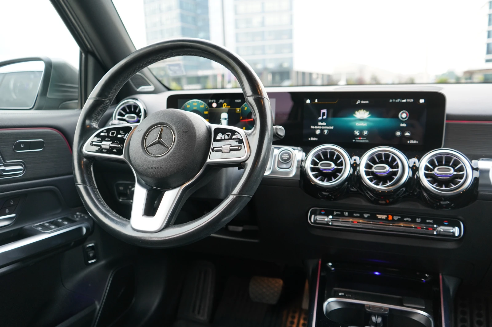 Mercedes-Benz GLB 220 4MATIC / Burmester / 360 / MULTIBEAM LED, снимка 5 - Автомобили и джипове - 54979838