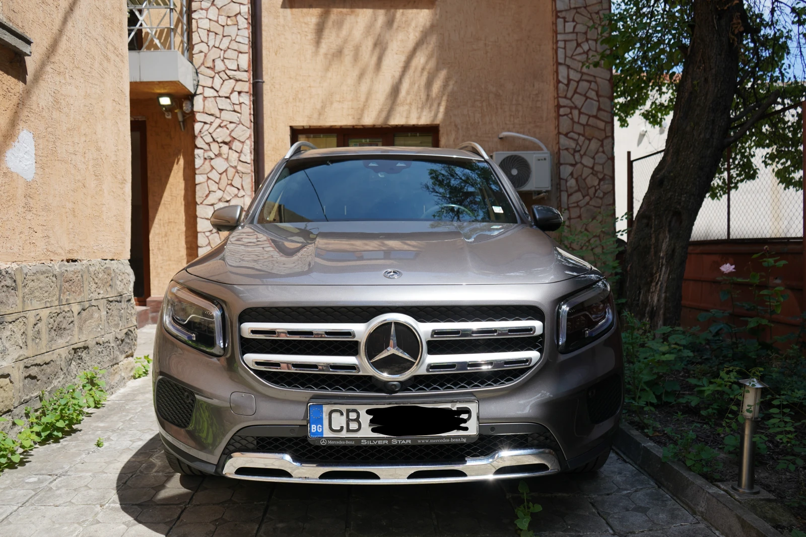 Mercedes-Benz GLB 220 Mercedes GLB 220d 4MATIC / Burmester / 360  / LED , снимка 2 - Автомобили и джипове - 54979838