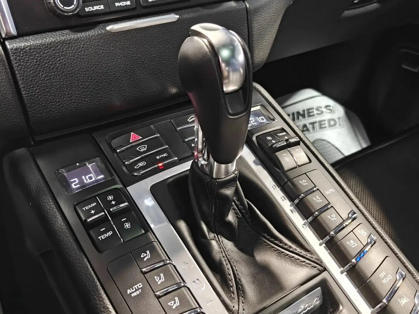 Porsche Macan S* ДВОЙНА ПАНОРАМА* РЕЗЕРВНИ ГУМИ* CLEANCARFAX, снимка 16 - Автомобили и джипове - 56105627