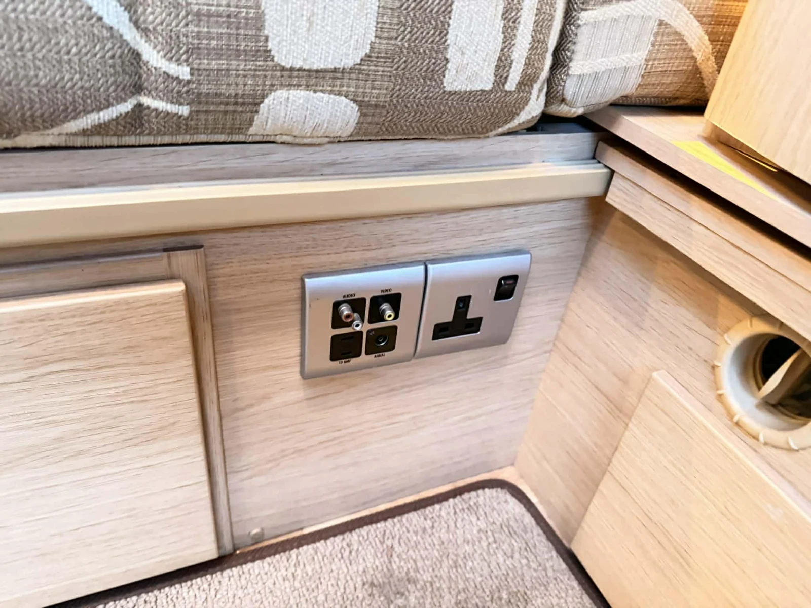 Каравана Coachmen Pastiche 460/2, снимка 13 - Каравани и кемпери - 53829853