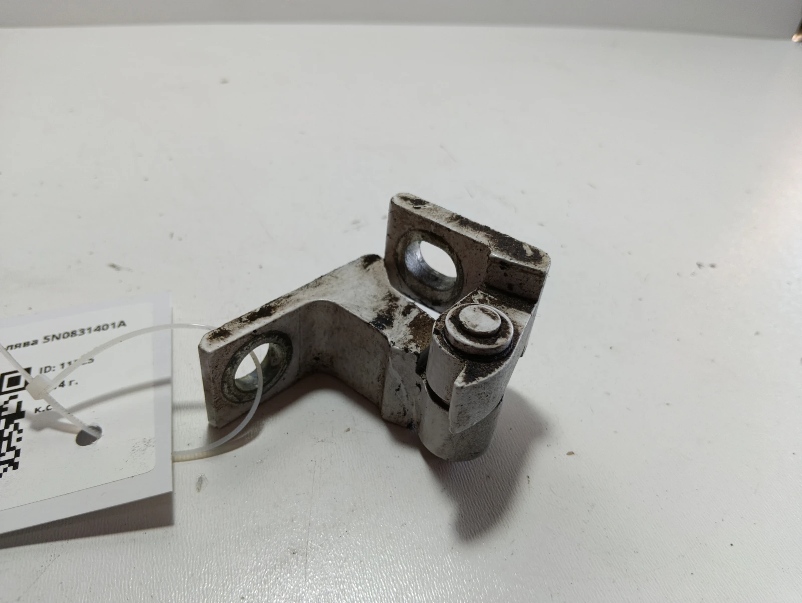 панта задна лява 5N0831401A VW Tiguan